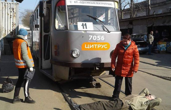 Лег на рельсы и заблокировал движение трамвая: одессит устроил лежачий пикет