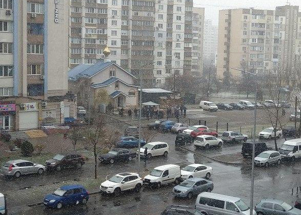 Карантин животворящий… Верующие киевляне соблюдают рекомендованную дистанцию