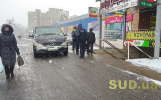 В Киеве выстраиваются очереди за продуктами, а полиция дежурит на остановках: фото