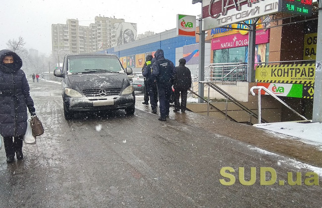 В Киеве выстраиваются очереди за продуктами, а полиция дежурит на остановках: фото