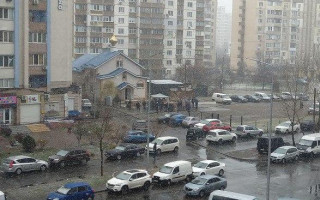 Карантин животворящий… Верующие киевляне соблюдают рекомендованную дистанцию