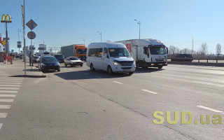 Карантин в Киеве 23 марта: на остановке — только журналисты и полиция, фото
