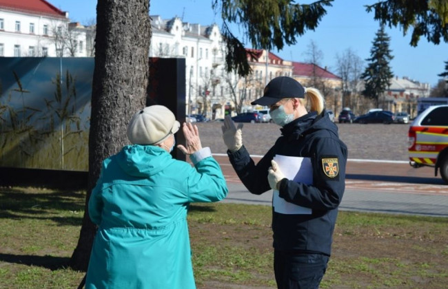 В ГСЧС посоветовали, как здороваться во время карантина