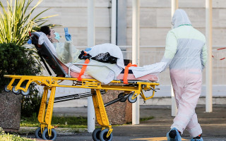 Врачи в Европе бьют тревогу: больницы становятся первым источником распространения коронавируса, видео
