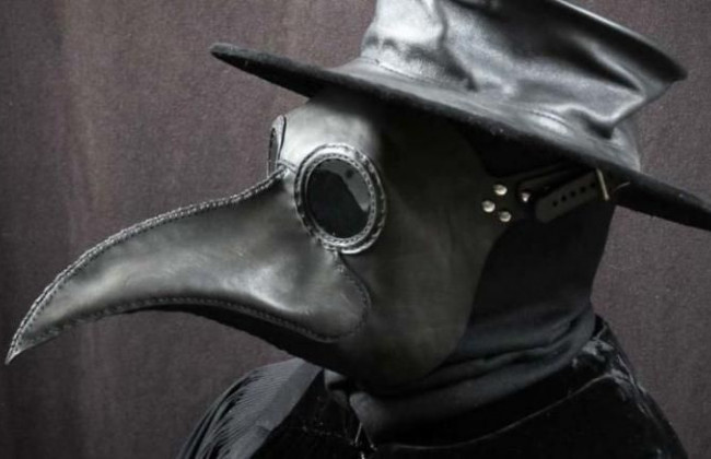 В Тернопольской области мужчина пришел в магазин в маске чумного доктора, видео