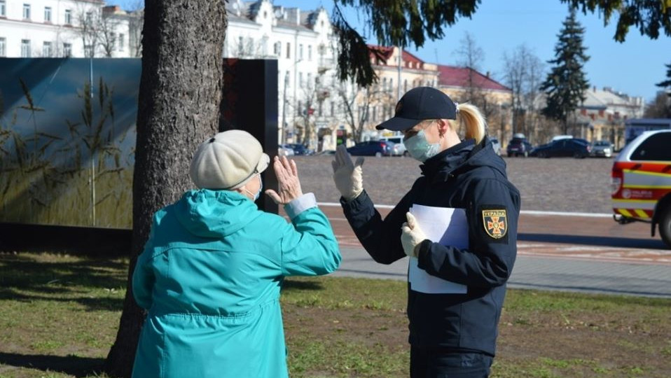 В ГСЧС посоветовали, как здороваться во время карантина