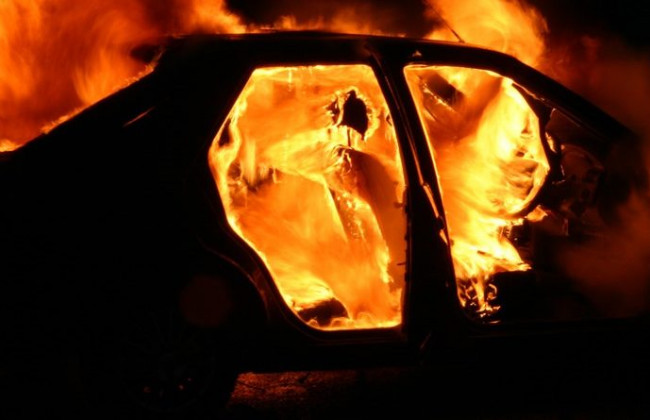 В Днепропетровской области в машине заживо сгорел человек