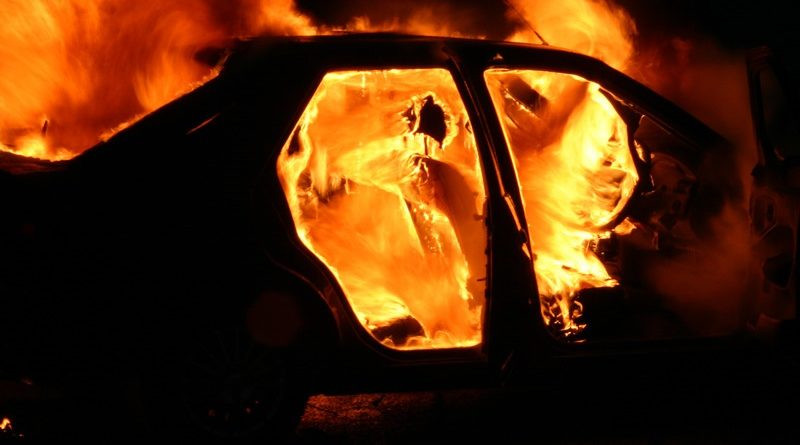 В Днепропетровской области в машине заживо сгорел человек