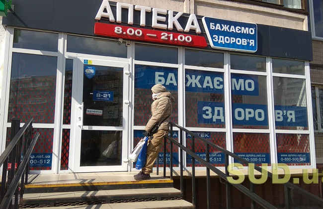 Продукты впрок, дистанция в метр и патруль на улицах: как живет Киев 24 марта