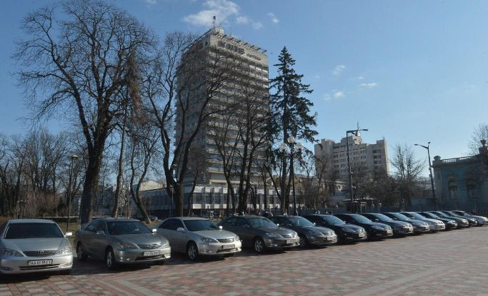 Рада передала медичним закладам Києва 25 автомобілів