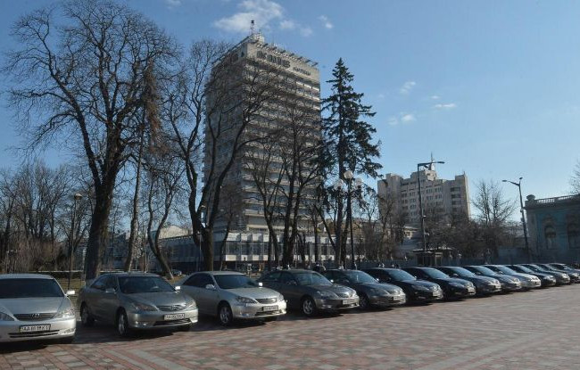 Рада передала медичним закладам Києва 25 автомобілів