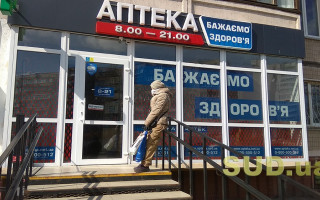 Продукты впрок, дистанция в метр и патруль на улицах: как живет Киев 24 марта