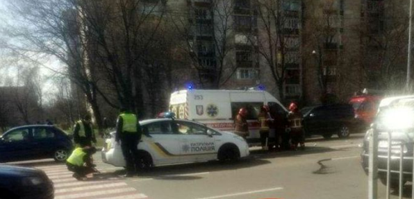 Шли по пешеходному переходу: в Киеве автомобиль снес женщину с ребенком