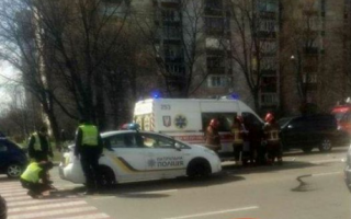 Шли по пешеходному переходу: в Киеве автомобиль снес женщину с ребенком