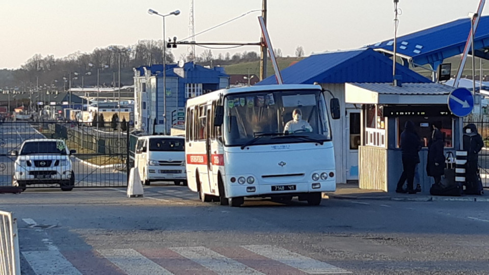 Шмигаль анонсував розробку плану щодо обмеження пасажирських перевезень через кордон