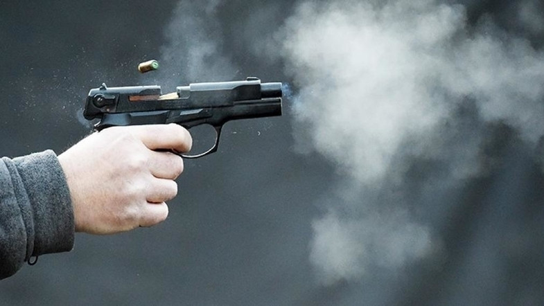В Киеве женщина открыла огонь из револьвера по мужу и сыну