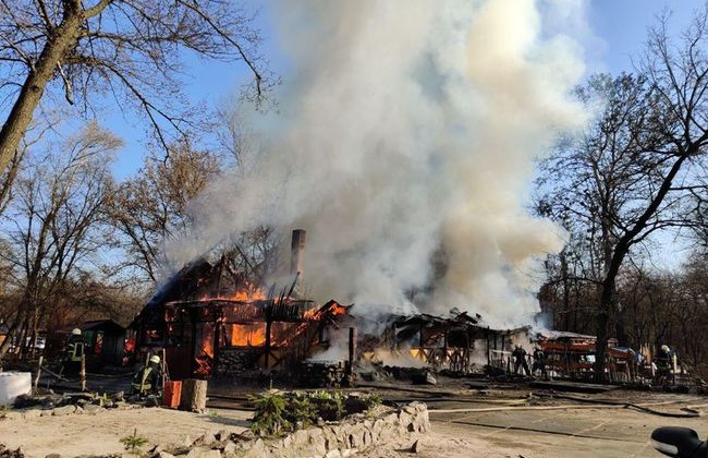 На Гидропарке вспыхнул пожар: сгорело кафе