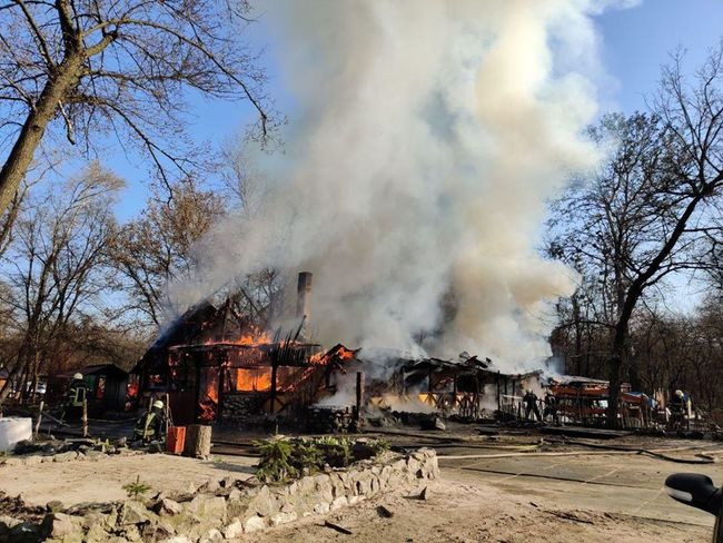 На Гидропарке вспыхнул пожар: сгорело кафе
