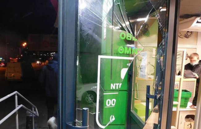 В Києві двоє чоловіків влаштували погром в магазині