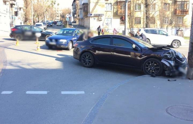 ДТП с постраждалим в Києві: Mazda влетіла в стовп, фото