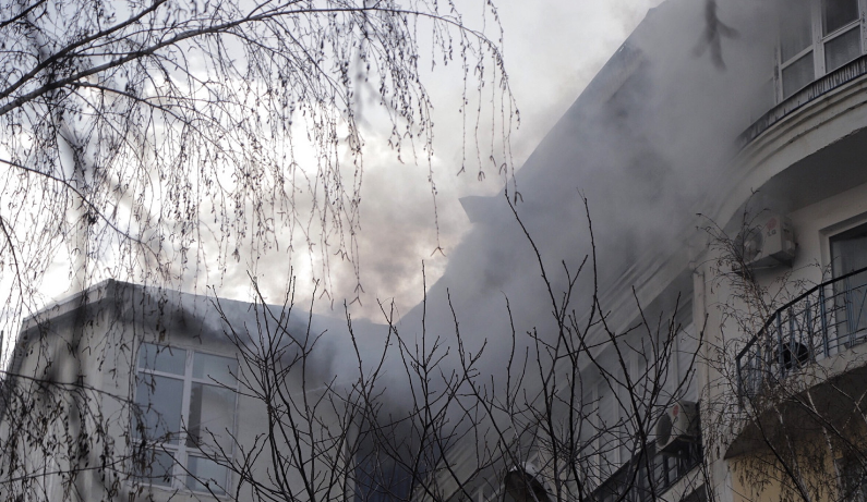 Мощный пожар в Одессе: горит квартира, есть пострадавшие