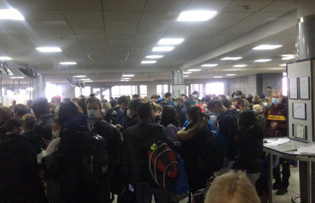 У «Борисполі» прибулі з двох основних епіцентрів коронавірусу влаштували натовп: фото