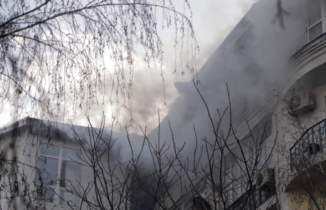 Мощный пожар в Одессе: горит квартира, есть пострадавшие