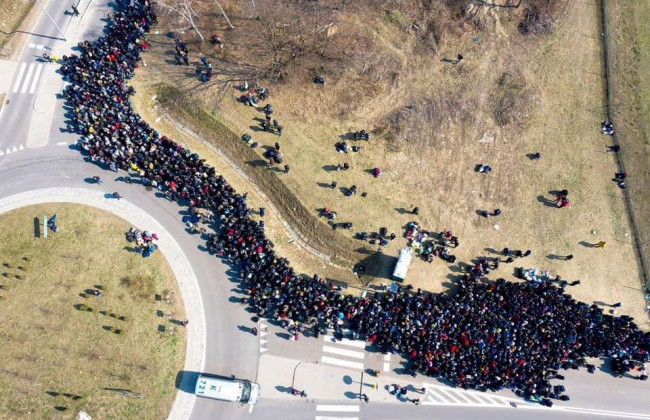 Що відбувається на українсько-польському кордоні за кілька годин до закриття: вражаючі фото