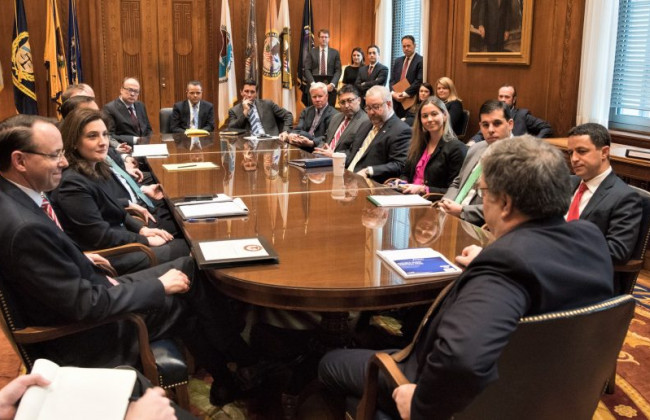 Людей, которые преднамеренно распространяют коронавирус, могут обвинить в терроризме: Минюст США