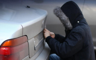 В Киеве заметили девушек, которые отрывали номера с автомобилей