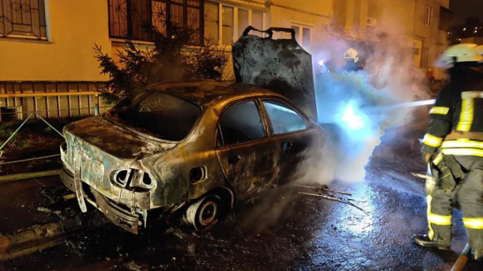 В Киеве вспыхнул пожар: машина выгорела дотла