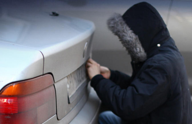 В Киеве заметили девушек, которые отрывали номера с автомобилей