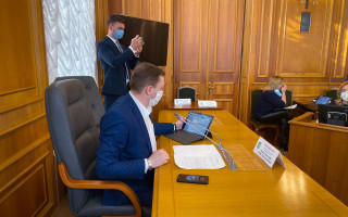 На безпечній відстані і у масках: засідання правоохоронного комітету, фото