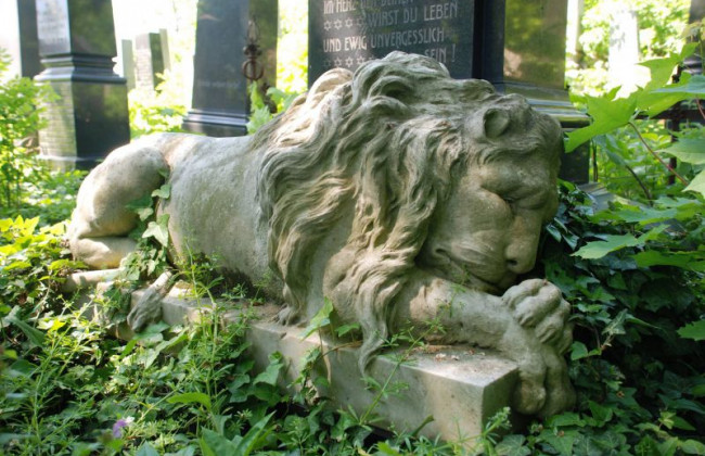 Карантин: украинцев не пустят на кладбище из-за коронавируса