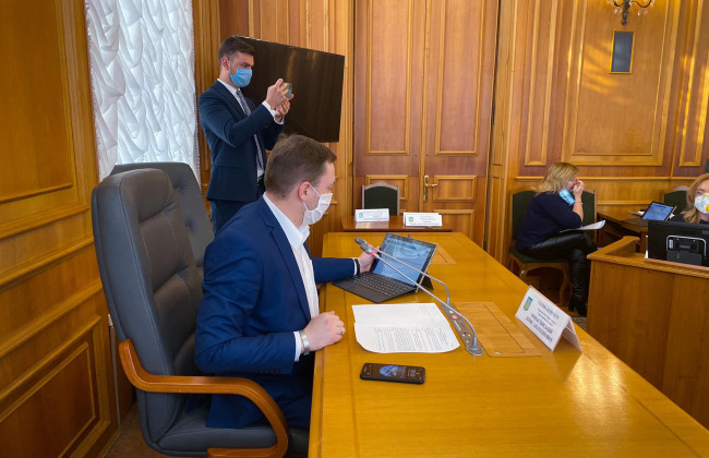 На безпечній відстані і у масках: засідання правоохоронного комітету, фото