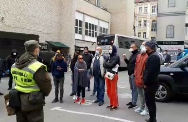 Пассажиры из Дохи грозят объявить голодовку из-за принудительной обсервации