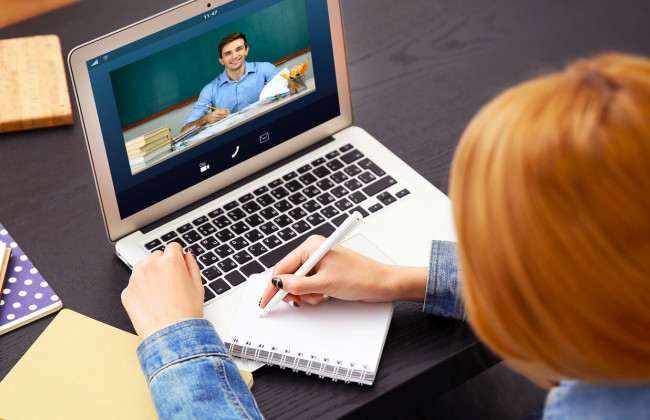 Карантин в Украине:  для школьников запустят онлайн-уроки в Facebook и на YouTube