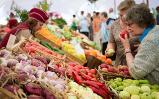 Карантин в Украине: продуктовым рынкам разрешили работать, но есть условия