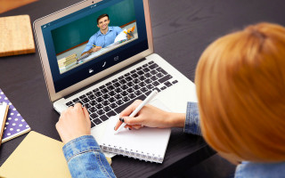Карантин в Украине:  для школьников запустят онлайн-уроки в Facebook и на YouTube