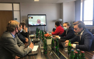 Снял маску — заплатил штраф: в Чехии министра наказали за нарушение