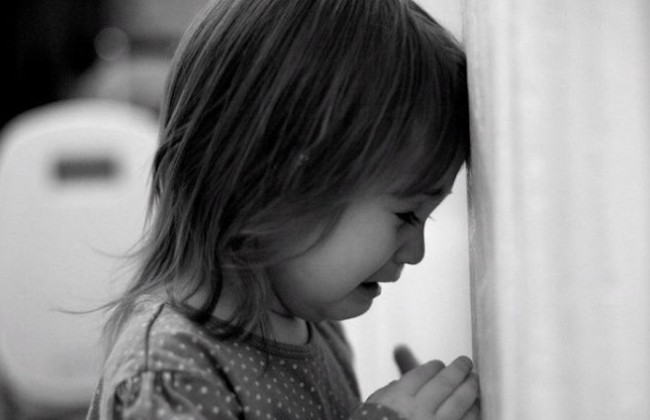 На Київщині горе-батько розбещував 4-річну доньку