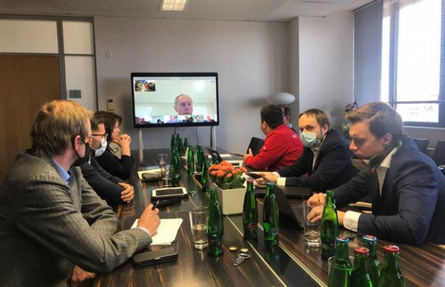 Снял маску — заплатил штраф: в Чехии министра наказали за нарушение