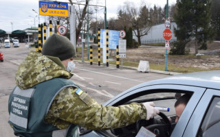 Тисячі українців продовжують прибувати до країни без обсервації