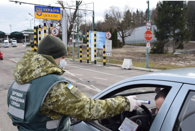 Тисячі українців продовжують прибувати до країни без обсервації