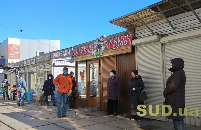 На вулицях — з документами і в масках, а дітям — з батьками: нові обмеження від Кабміну