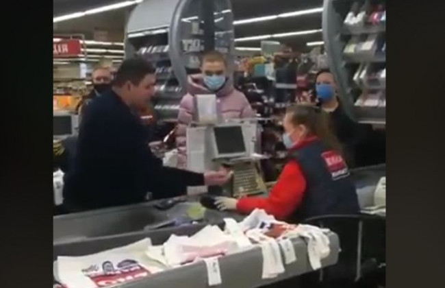 Жбурнув монети в обличчя касира: поліція взялась за зухвалого полтавчанина, відео