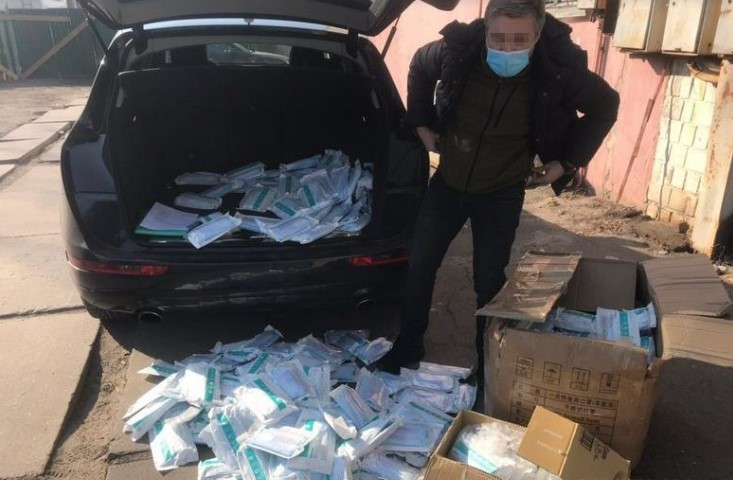В Киеве на Дарнице мужчина занимался незаконной торговлей масками