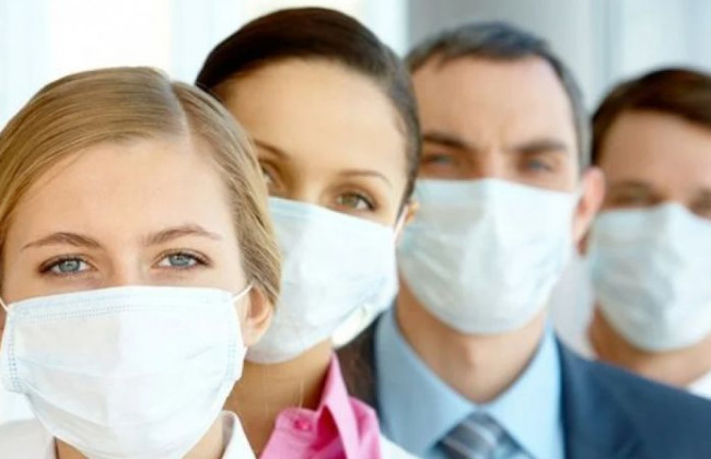 Українцям пояснили, як правильно носити медичну маску та рукавички