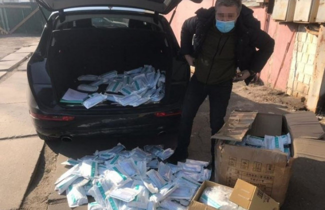 В Киеве на Дарнице мужчина занимался незаконной торговлей масками