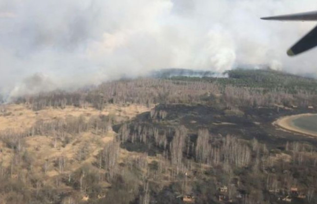 Мощный пожар в Чернобыльской зоне: спасатели задействовали авиацию